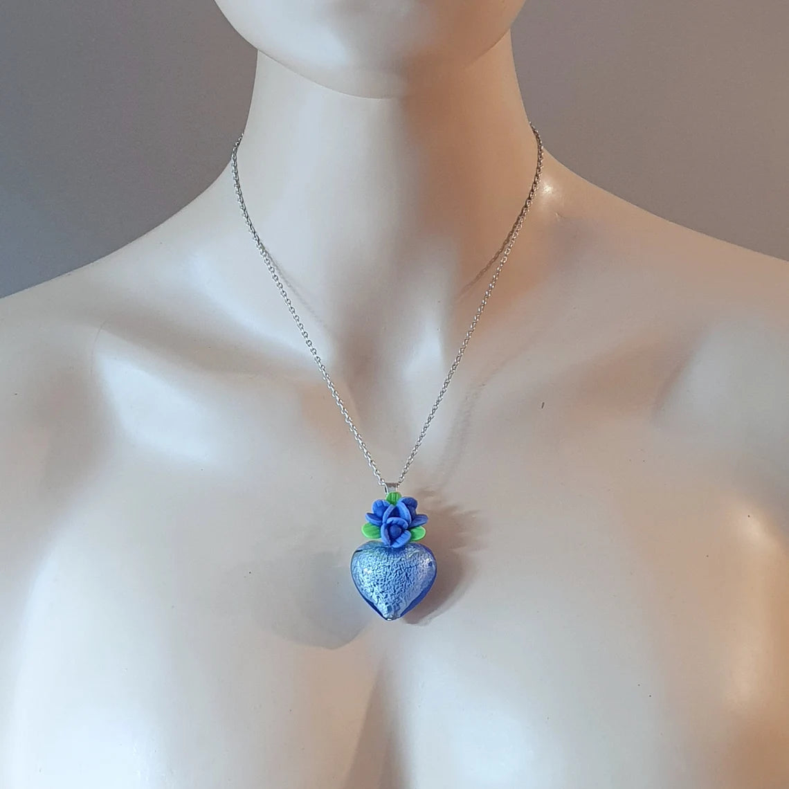 Anhänger blaues Herz aus Glas & Blume, Muranostil, an Edelstahlkette