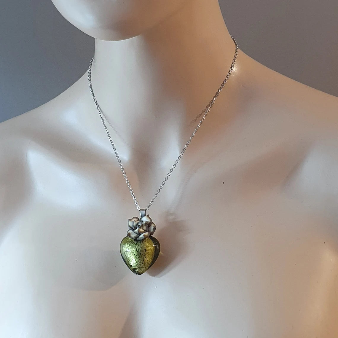 Kette, Edelstahl, mit Herz aus Glas & Blume, Muranostil, Olivgrün