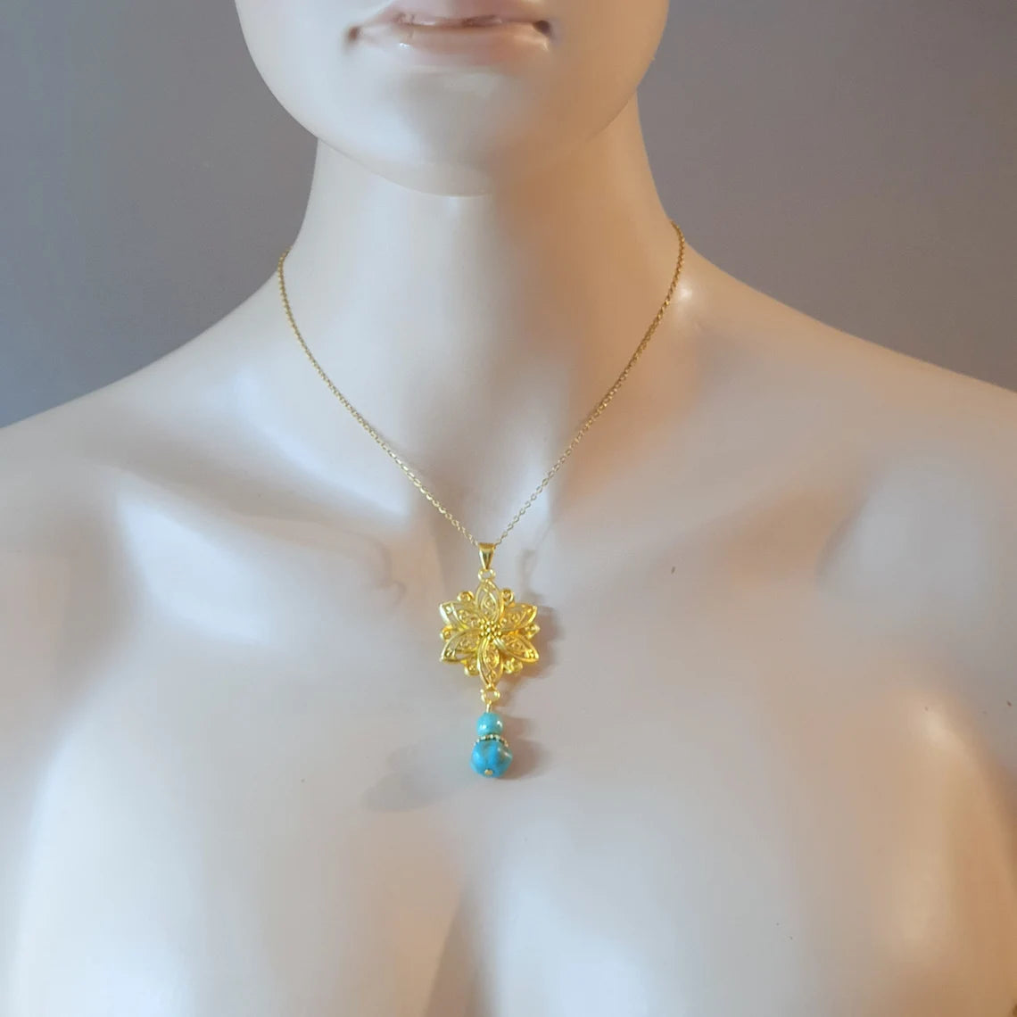 Edelstahlkette mit Anhänger Mandala vergoldet, Howlith