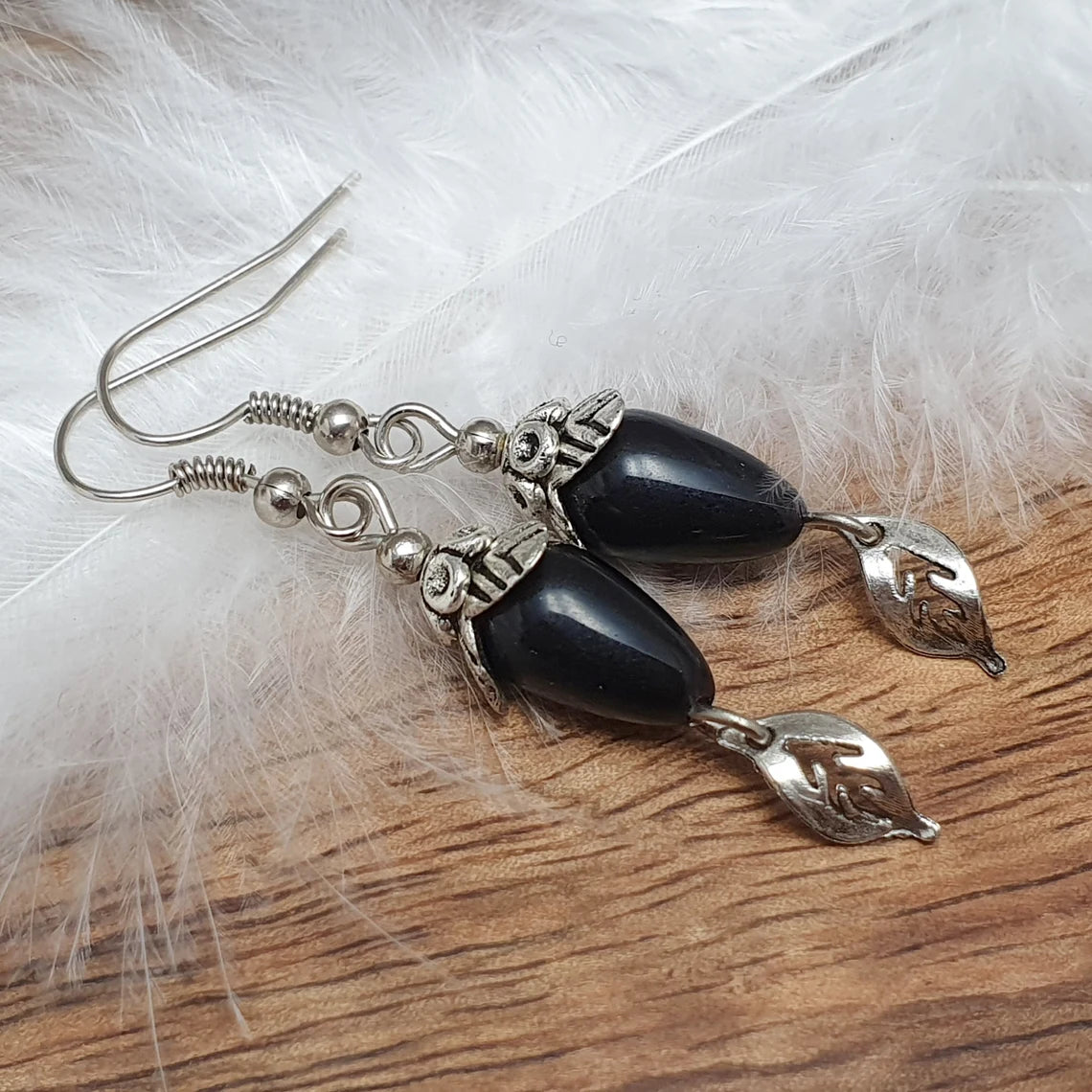 Ohrhänger, Blatt, mit schwarzer Glasperle