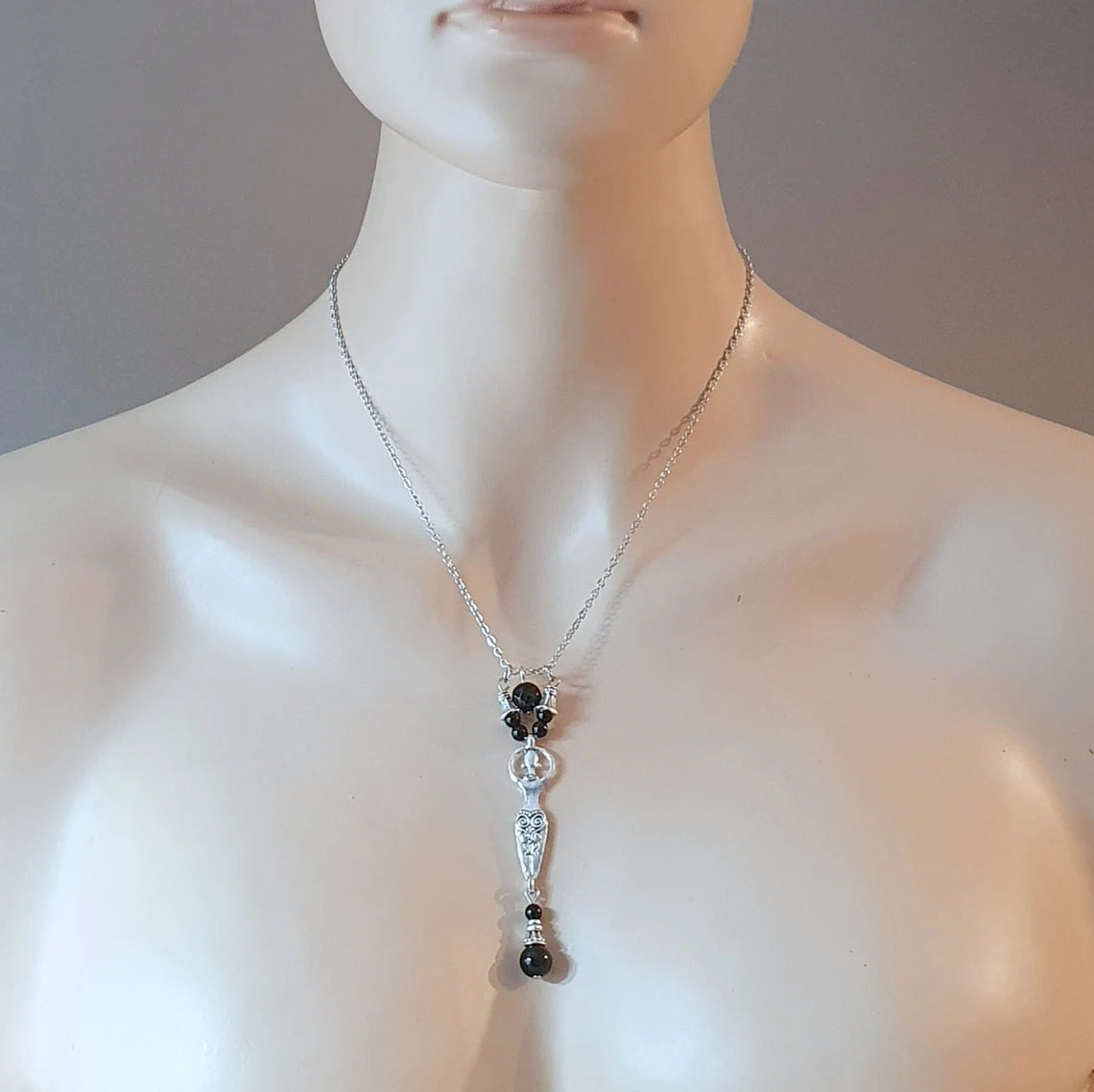 Edelstahlkette mit Anhänger Göttin, mit Onyxperlen