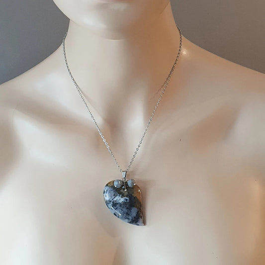 Edelstahlkette mit Jaspisanhänger in Herzform mit grauen Glasperlen