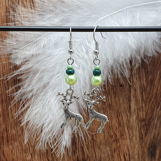Ohrhänger, kleines Reh, Hirsch, mit Glasperlen Grün