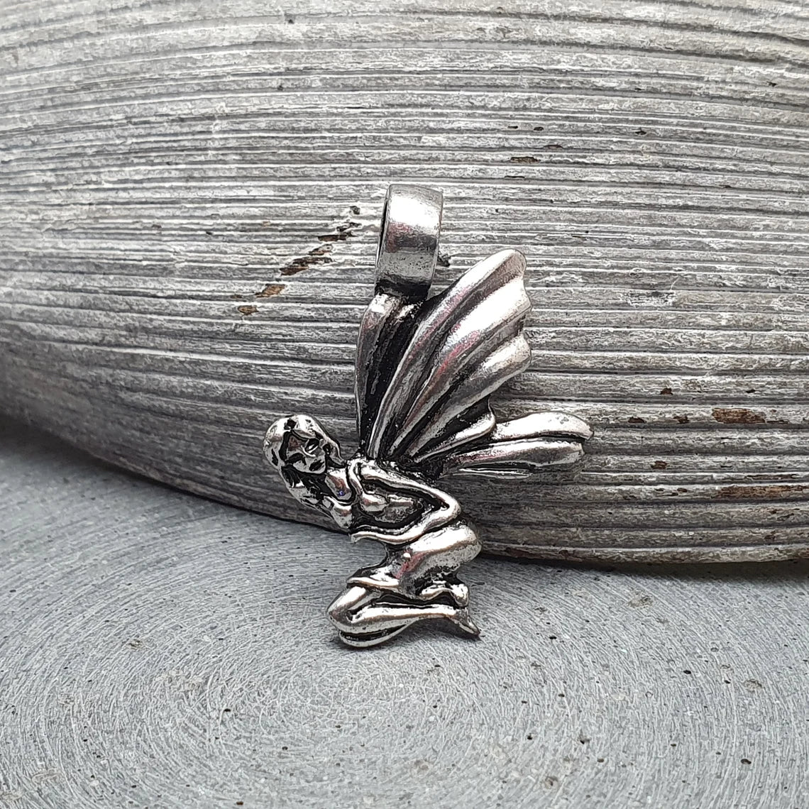 Anhänger für Kette, kleine Elfe, antik silberfarbig
