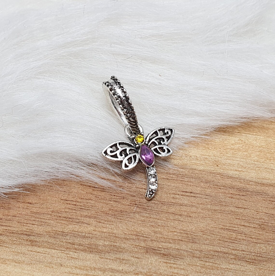 Anhänger, kleine Libelle mit Schmucksteinen, violett und gelb