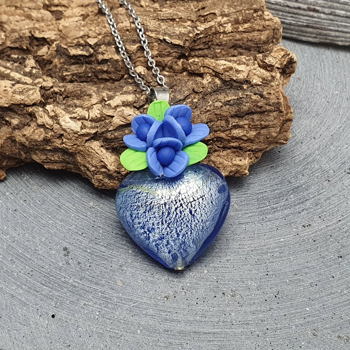 Anhänger blaues Herz aus Glas & Blume, Muranostil, an Edelstahlkette