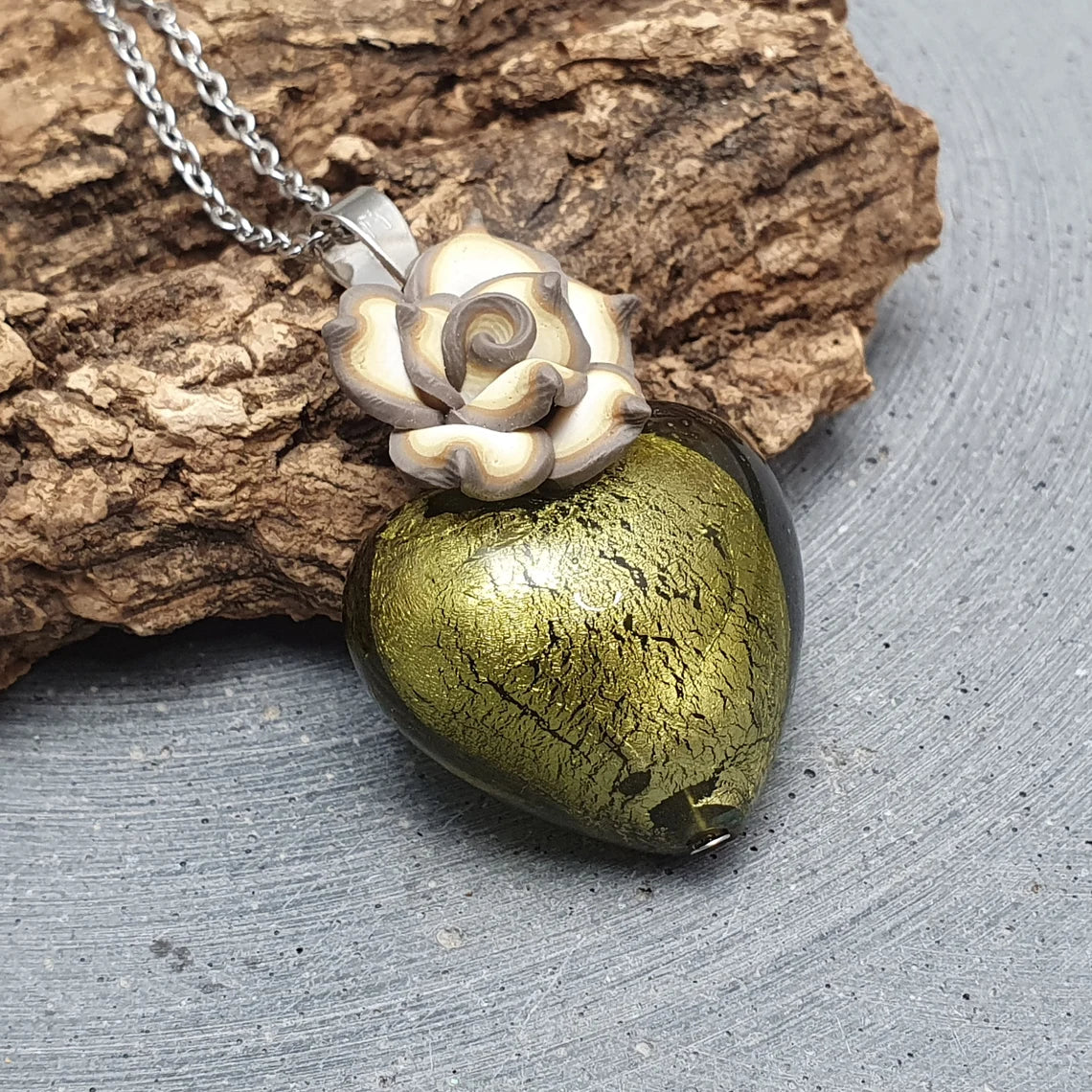 Kette, Edelstahl, mit Herz aus Glas & Blume, Muranostil, Olivgrün