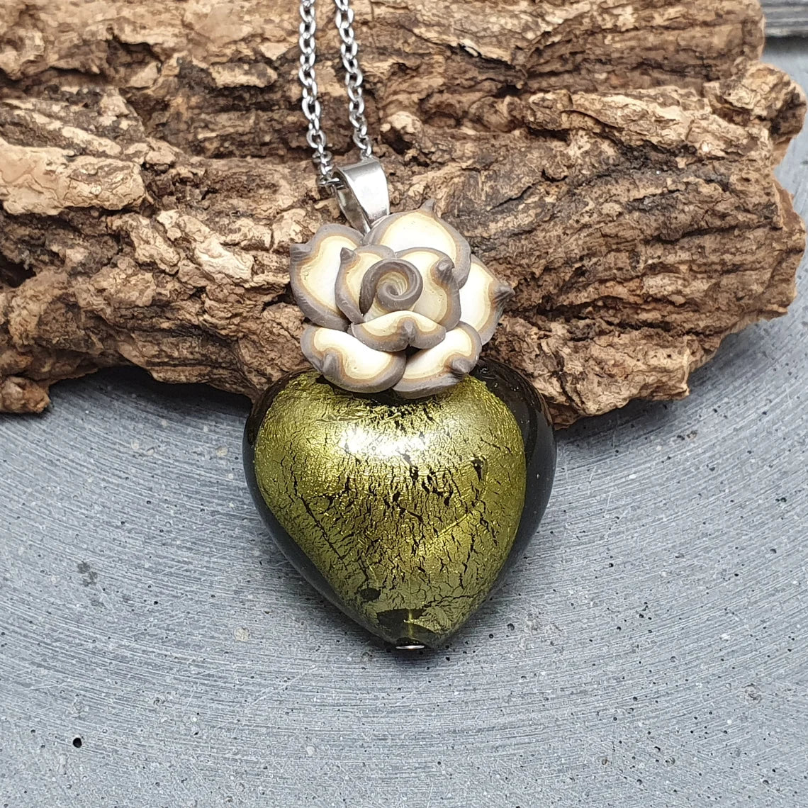 Kette, Edelstahl, mit Herz aus Glas & Blume, Muranostil, Olivgrün