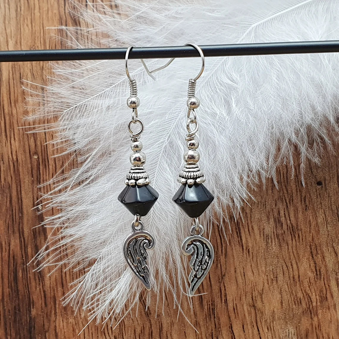 Kurze Ohrhänger ~Black Angel~ mit schwarzen Glasperlen und antik silberfarbigen Engelsflügel