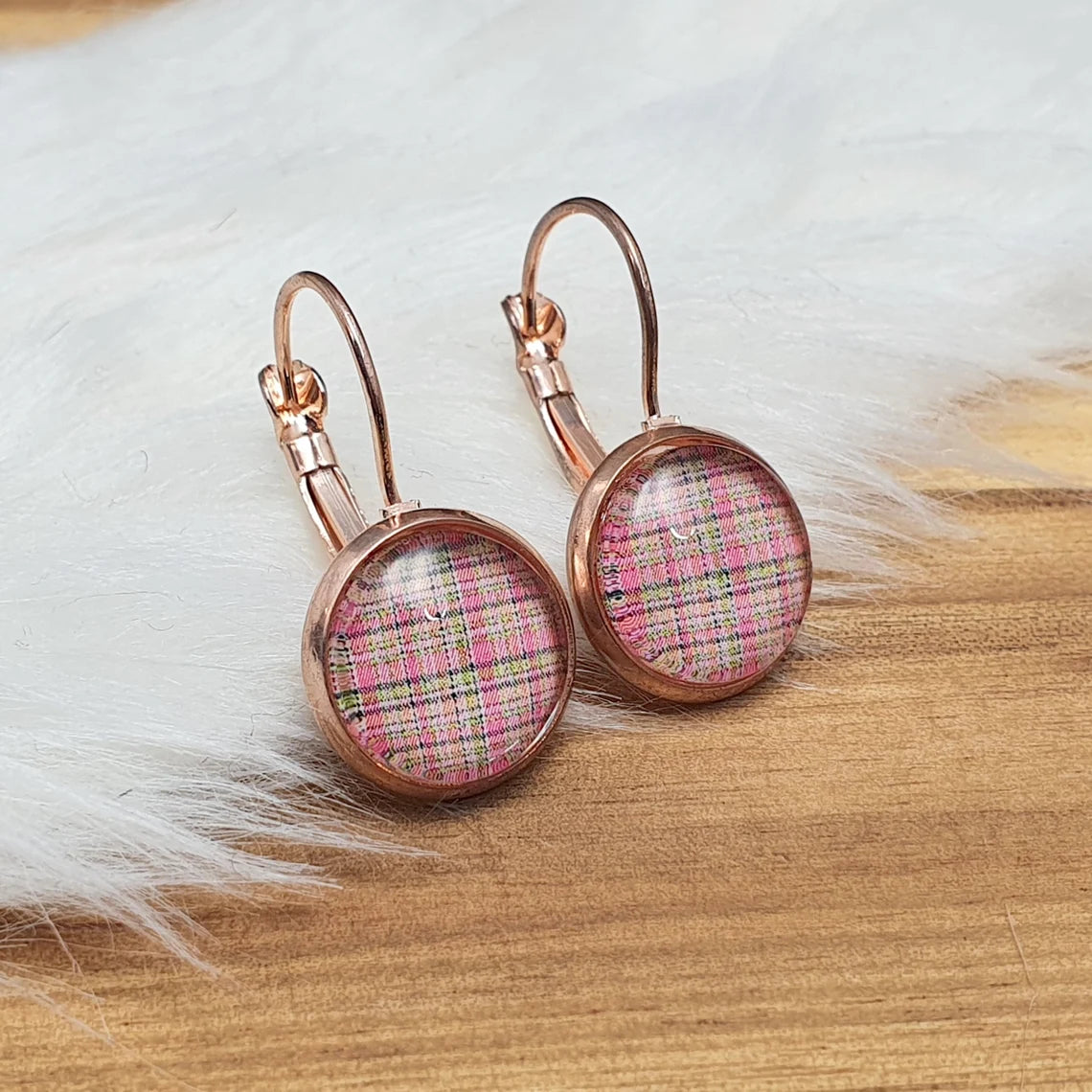 Brisuren Ohrringe in Rosegold vergoldet mit Cabochon Karomuster in Pink