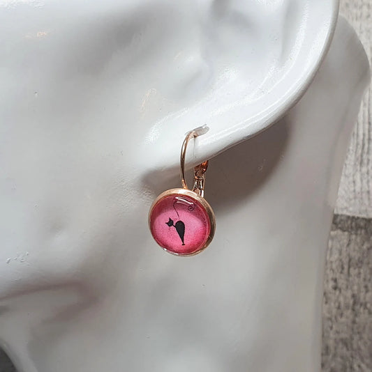 Brisuren Ohrringe in Rosegold vergoldet mit Cabochon Katze in Pink