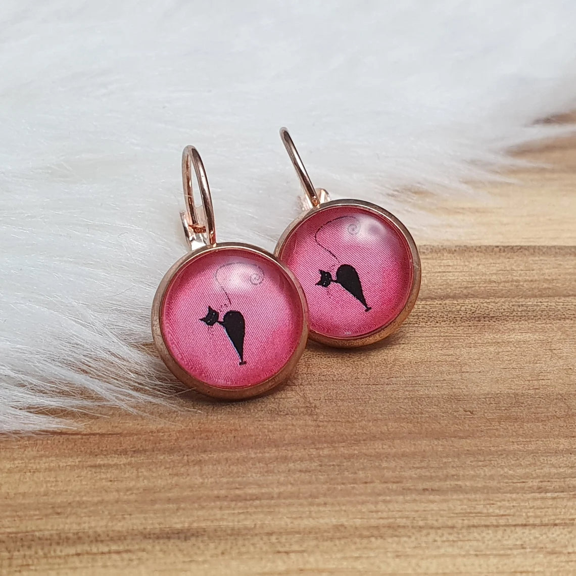 Brisuren Ohrringe in Rosegold vergoldet mit Cabochon Katze in Pink
