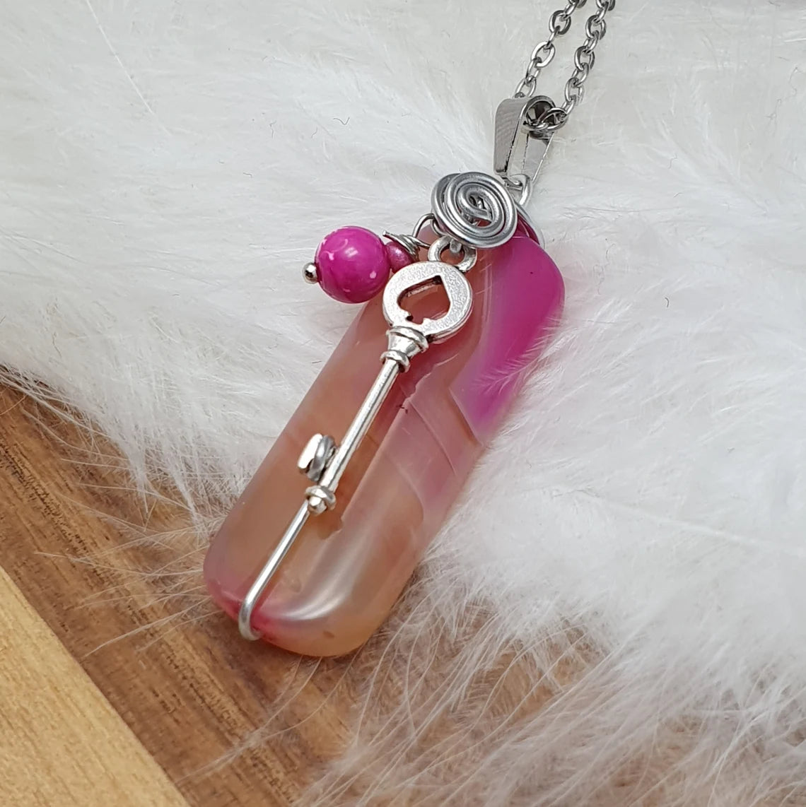 Handgefertigter Anhänger aus pink/orangem Achat, mit Schlüßel, an Edelstahlkette