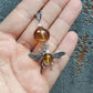 Halskette mit Anhänger Biene und honigfarbenen Glasperlen