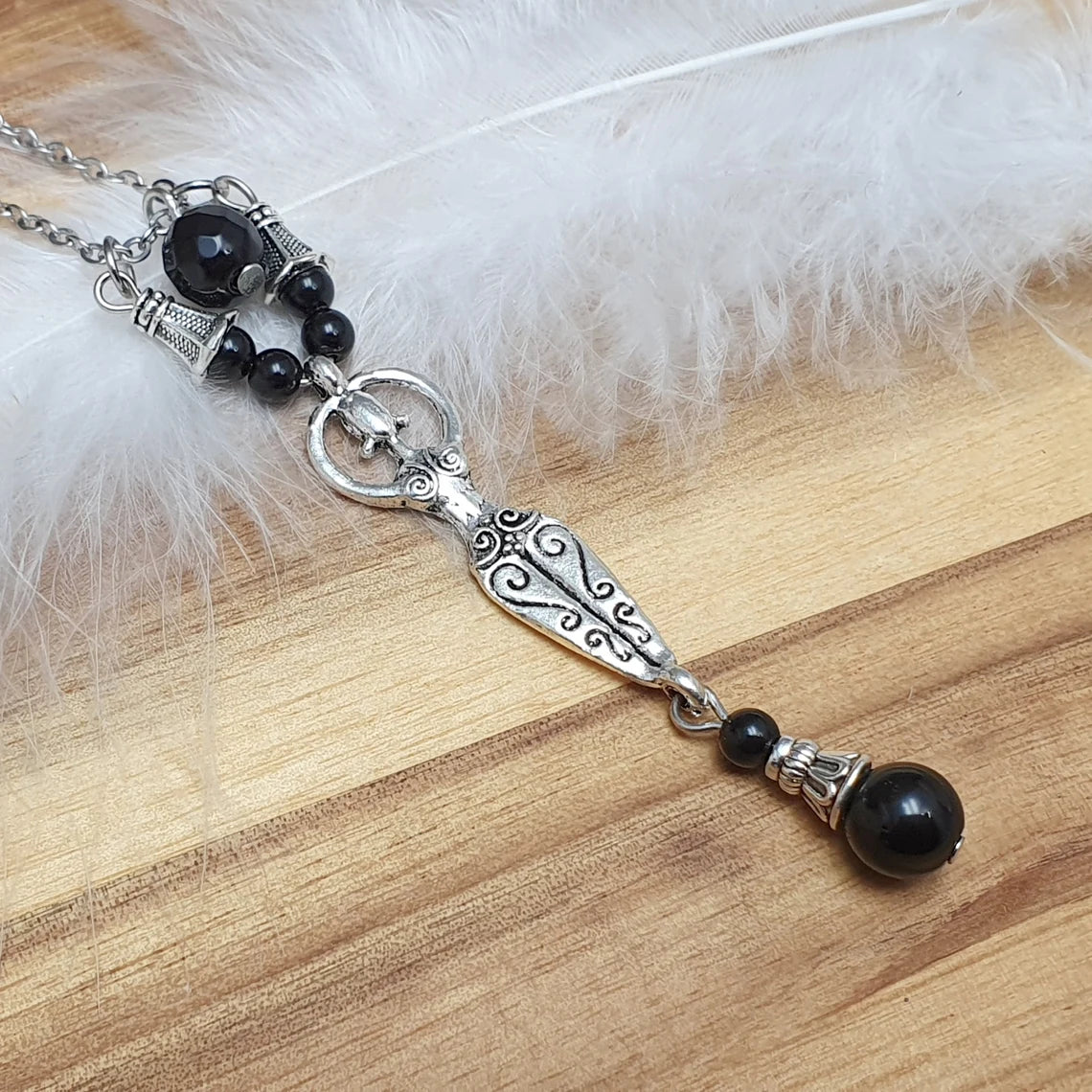 Edelstahlkette mit Anhänger Göttin, mit Onyxperlen