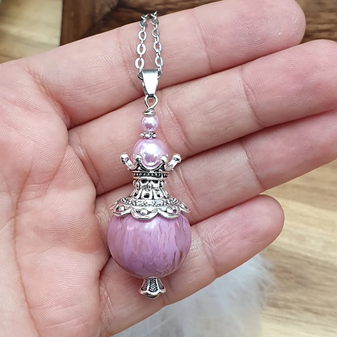 Anhänger Majana, große Kugel, Rosa, mit Krönchen und Glasperlen, an Edelstahlkette