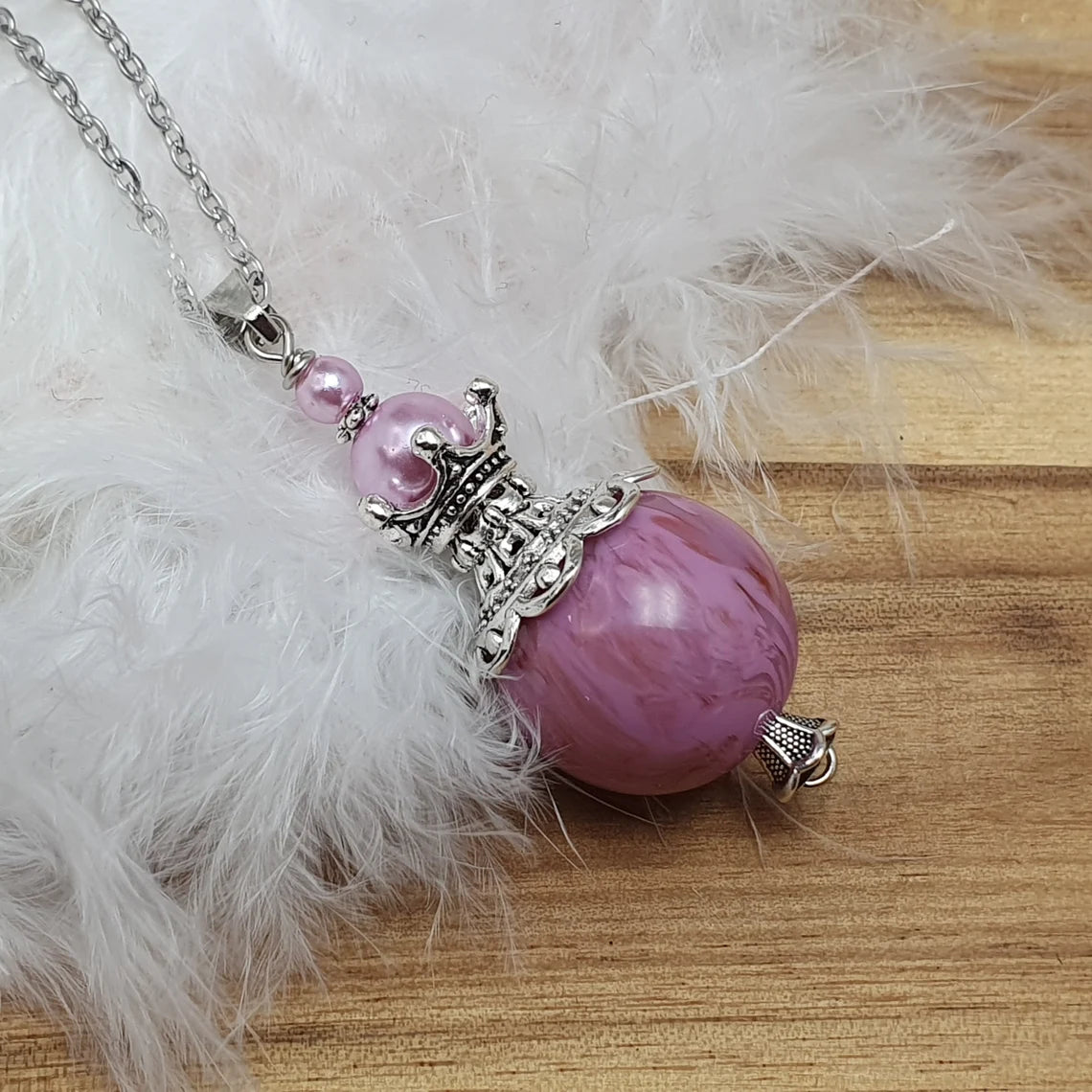 Anhänger Dajana, große Kugel, Malve, mit Krönchen und Glasperlen, an Edelstahlkette