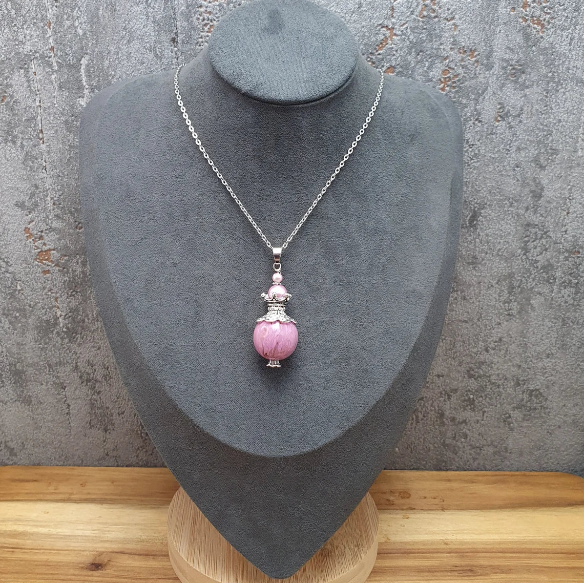 Anhänger Majana, große Kugel, Rosa, mit Krönchen und Glasperlen, an Edelstahlkette