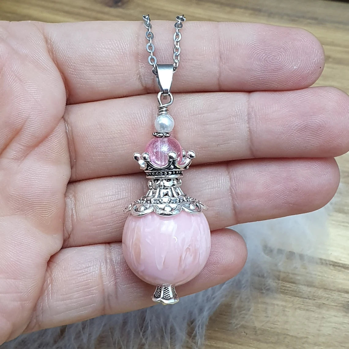 Anhänger Majana, große Kugel, Rosa, mit Krönchen und Glasperlen, an Edelstahlkette