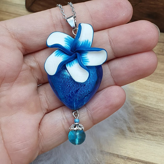 Anhänger Herz aus blauem Glas, mit Blüte aus Fimo, an Edelstahlkette
