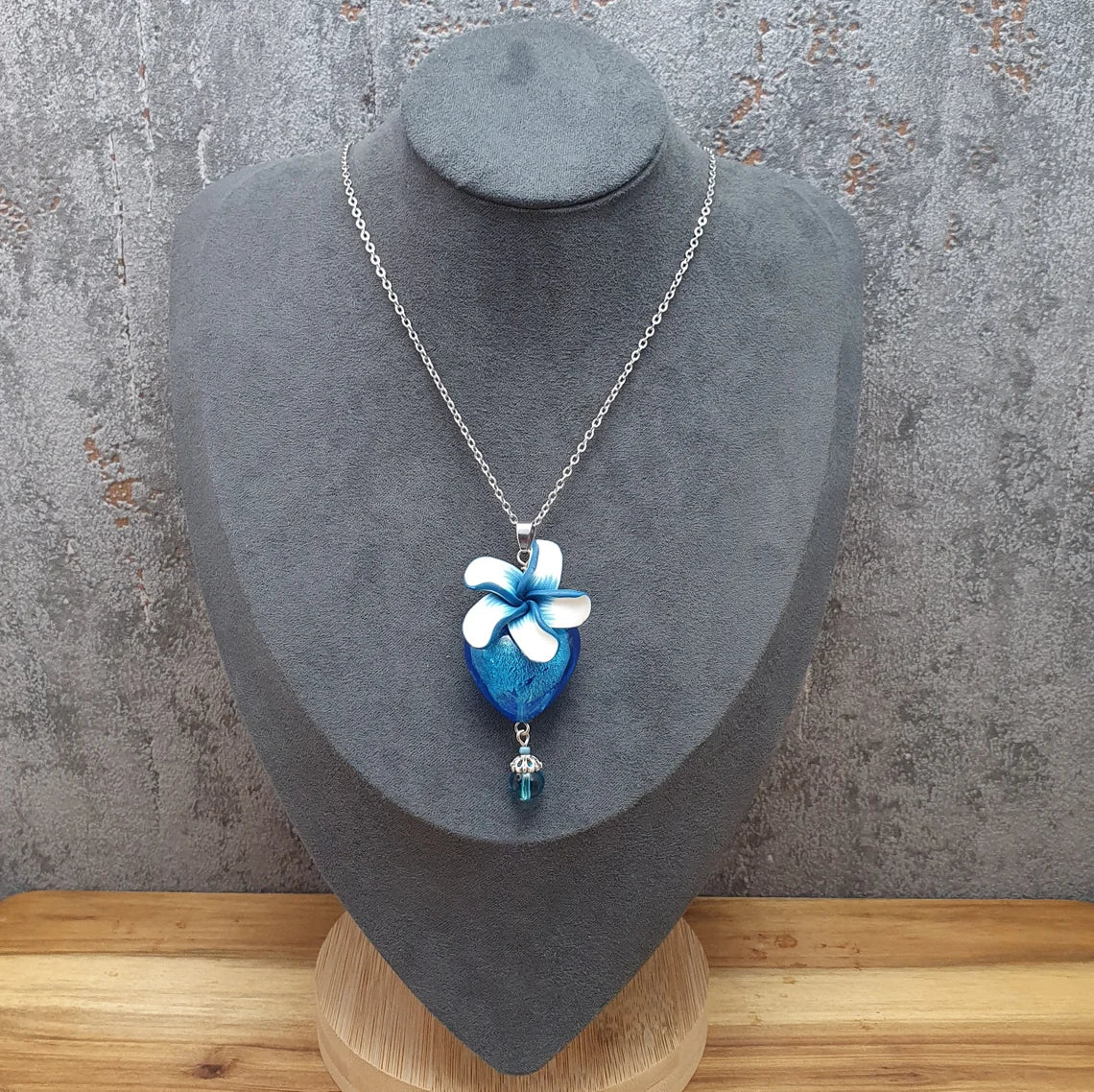 Anhänger Herz aus blauem Glas, mit Blüte aus Fimo, an Edelstahlkette