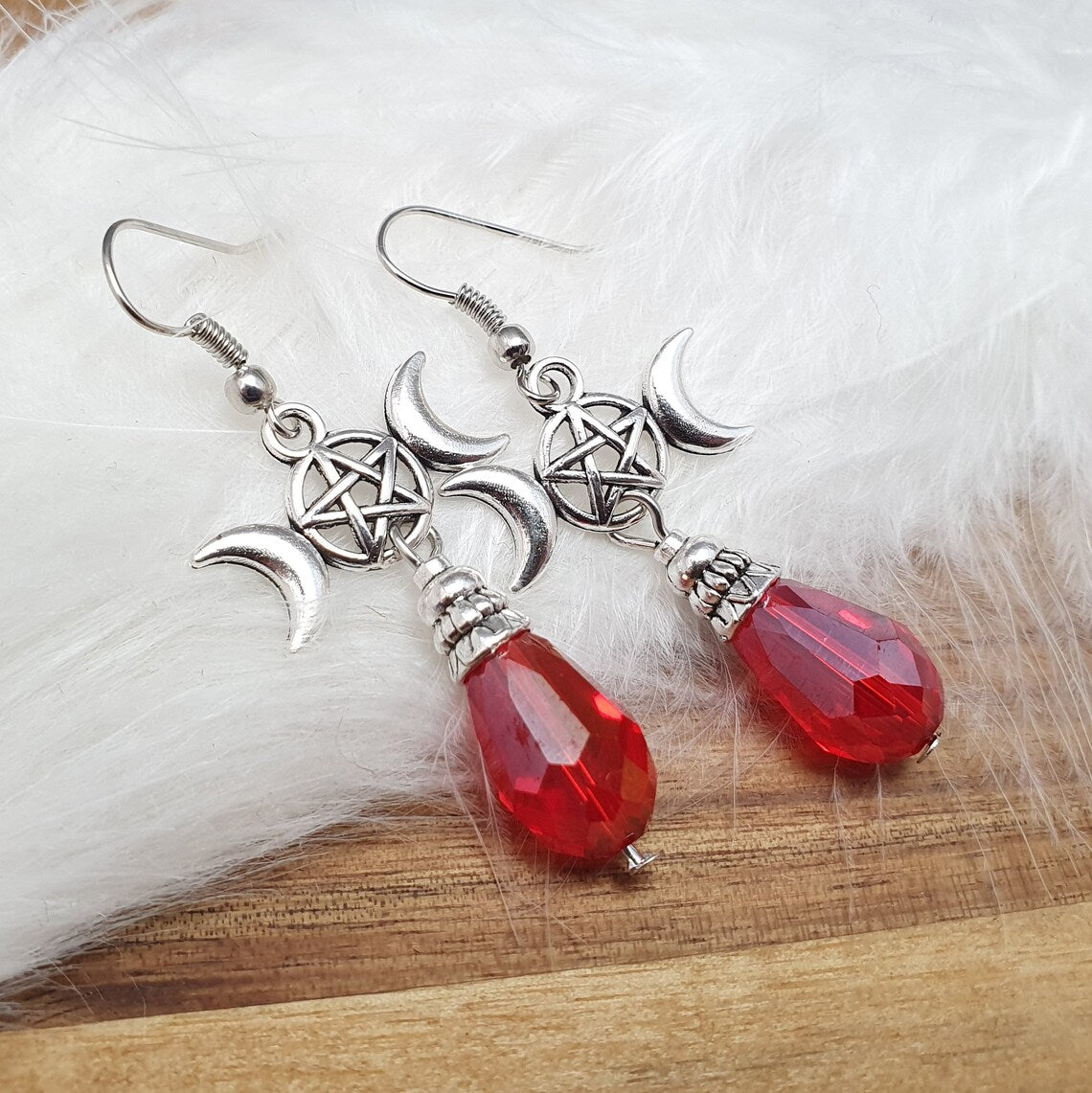 Ohrhänger, Triple Moon, Rote Glasperlen, Wicca, Dreifache Mondgöttin, Silberfarbig