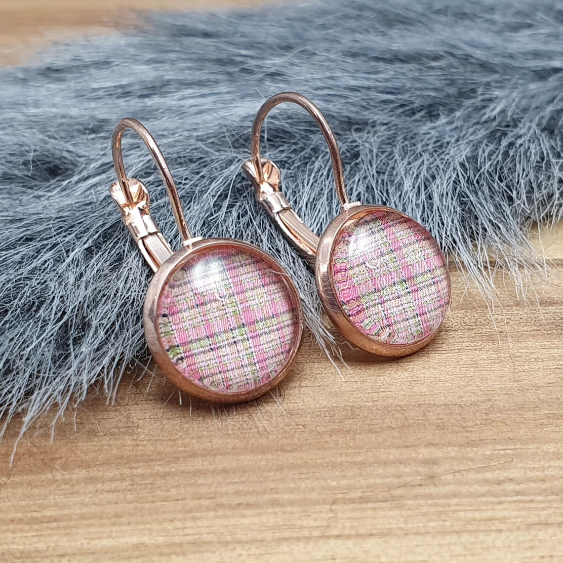 Brisuren Ohrringe in Rosegold vergoldet mit Cabochon Karomuster in Pink