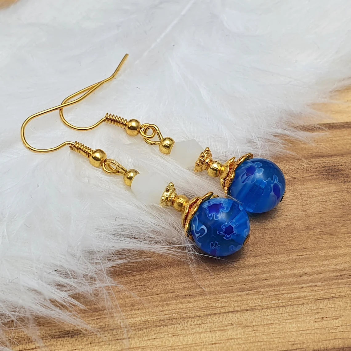Ohrhänger mit Mille Fiori Glasperlen, Blau, Goldfarbig
