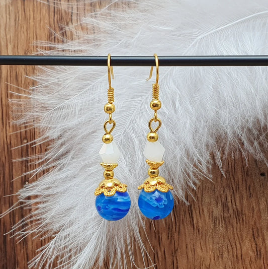 Ohrhänger mit Mille Fiori Glasperlen, Blau, Goldfarbig