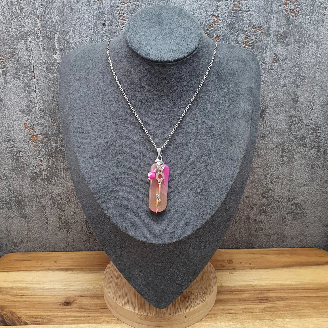 Handgefertigter Anhänger aus pink/orangem Achat, mit Schlüßel, an Edelstahlkette