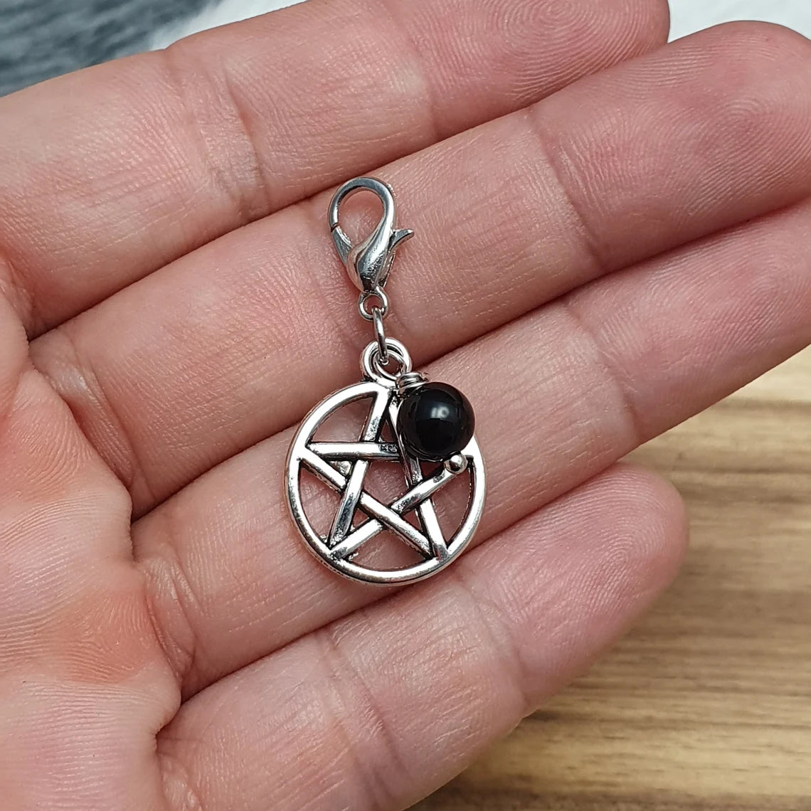 Charms Anhänger, Pentagramm mit Onyxkugel, antik silberfarbig