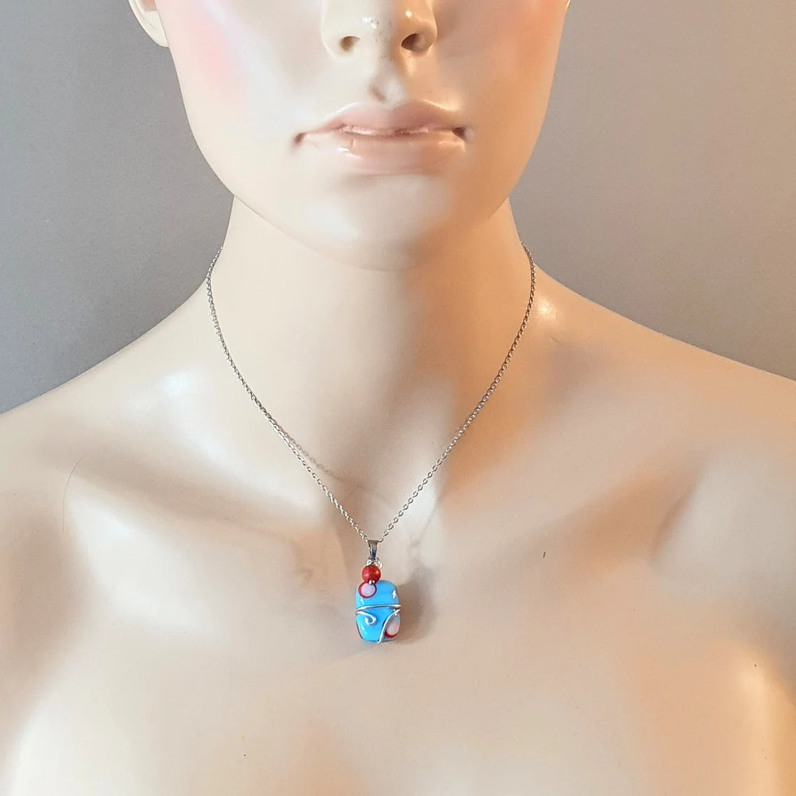 Anhänger blaue Glasperle mit Aludraht an Edelstahlkette