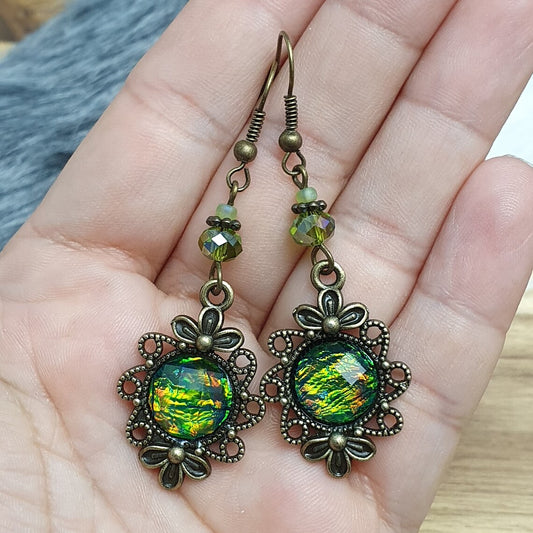 Ohrhänger, Cabochon mystic green schimmernd, Antik Bronzefarbig