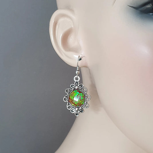 Ohrhänger, Cabochon mystic red schimmernd, Antik Silberfarbig