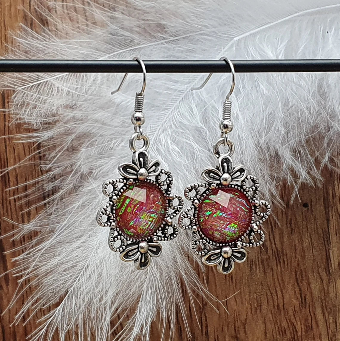 Ohrhänger, Cabochon mystic red schimmernd, Antik Silberfarbig