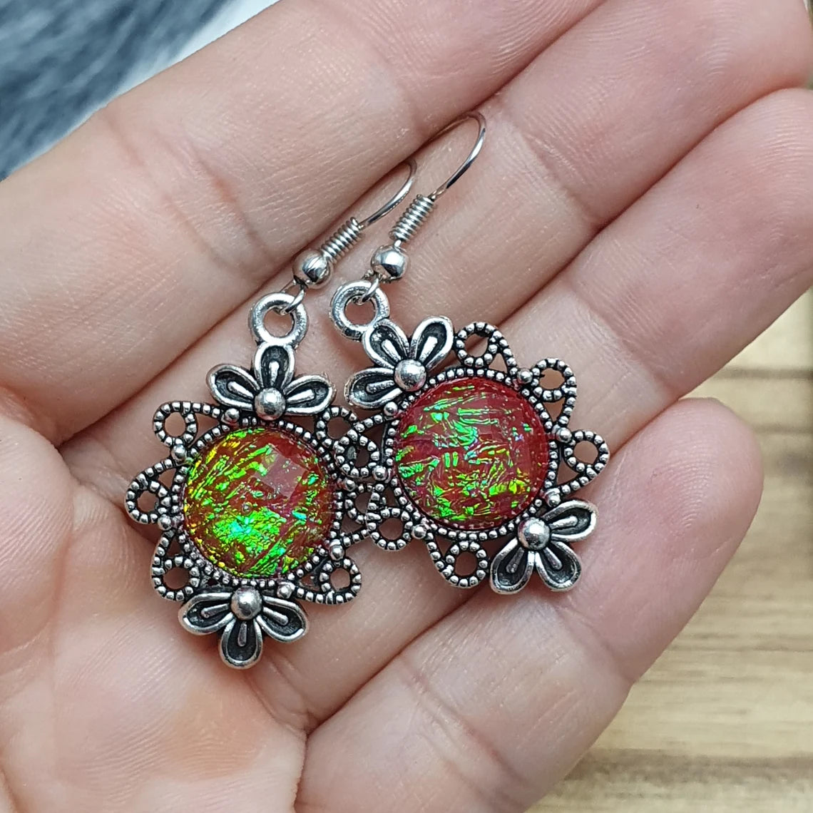 Ohrhänger, Cabochon mystic red schimmernd, Antik Silberfarbig