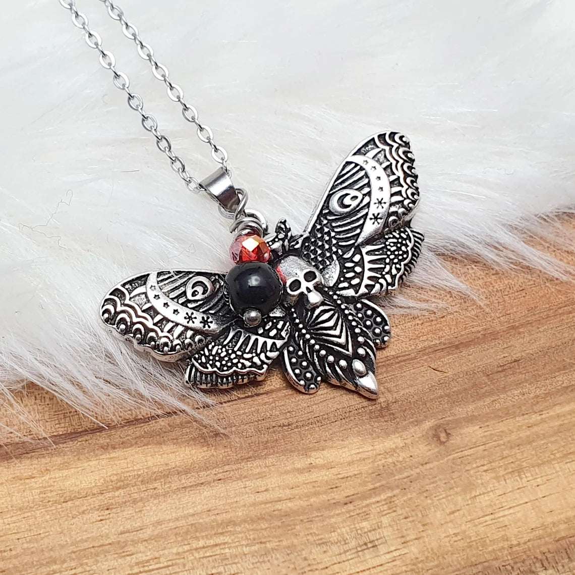 Anhänger Totenkopfschwärmer, Motte, mit Onyxkugel, an Edelstahlkette, Gothic, Wicca, Witchy