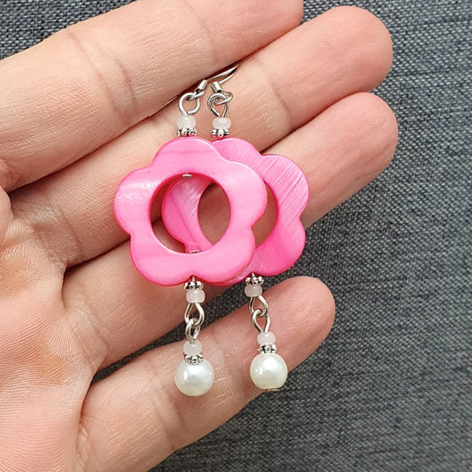 Bezaubernde Ohrhänger mit Blume aus Muschelperlmutt in Pink