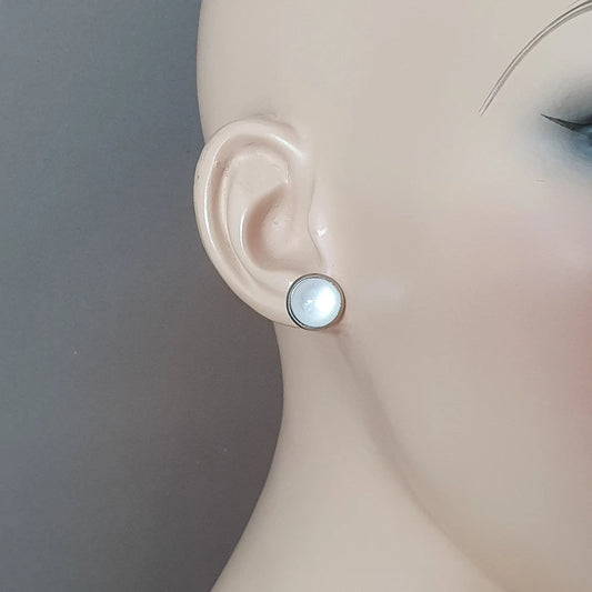Ohrstecker, Cabochon schimmernd weiß, Edelstahl