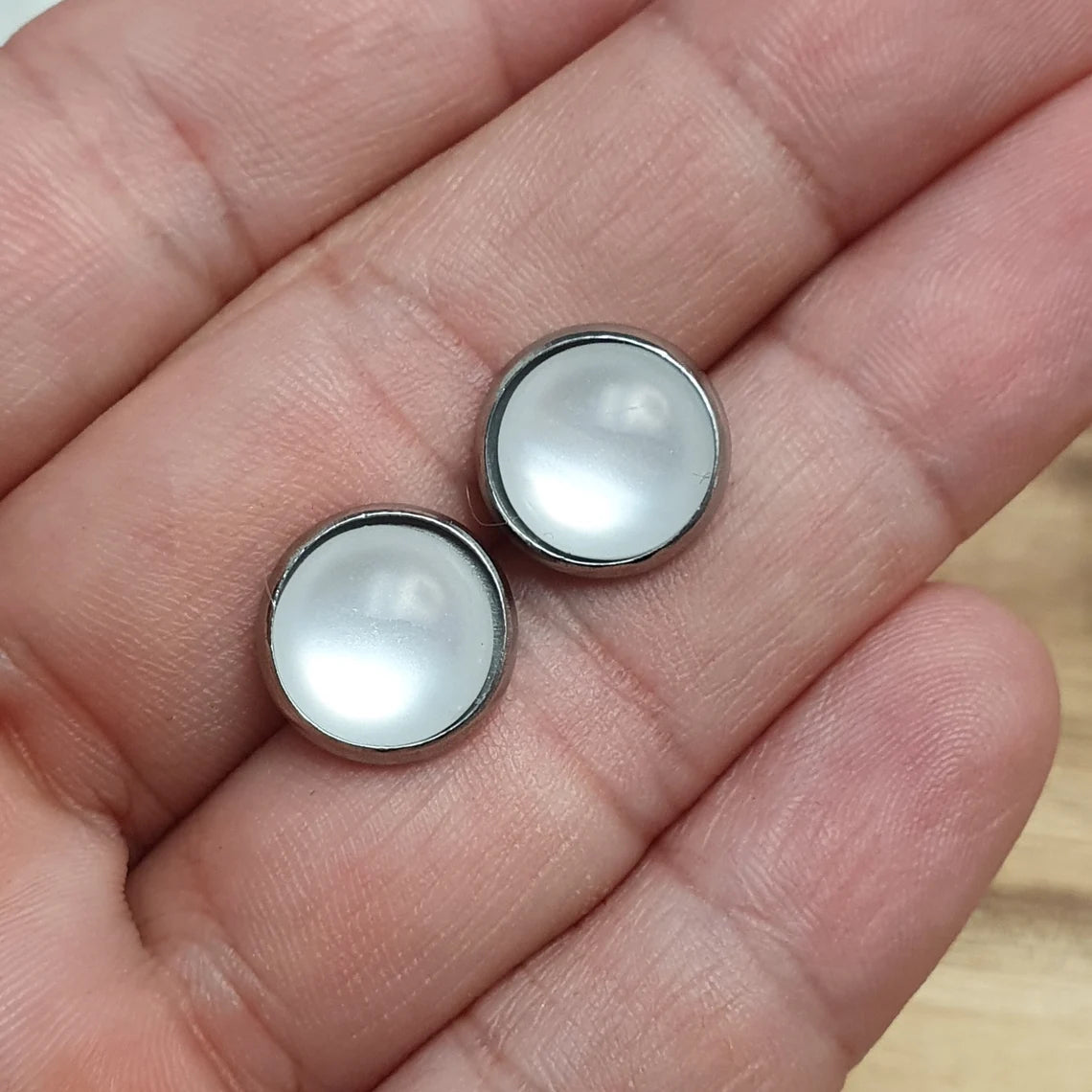 Ohrstecker, Cabochon schimmernd weiß, Edelstahl