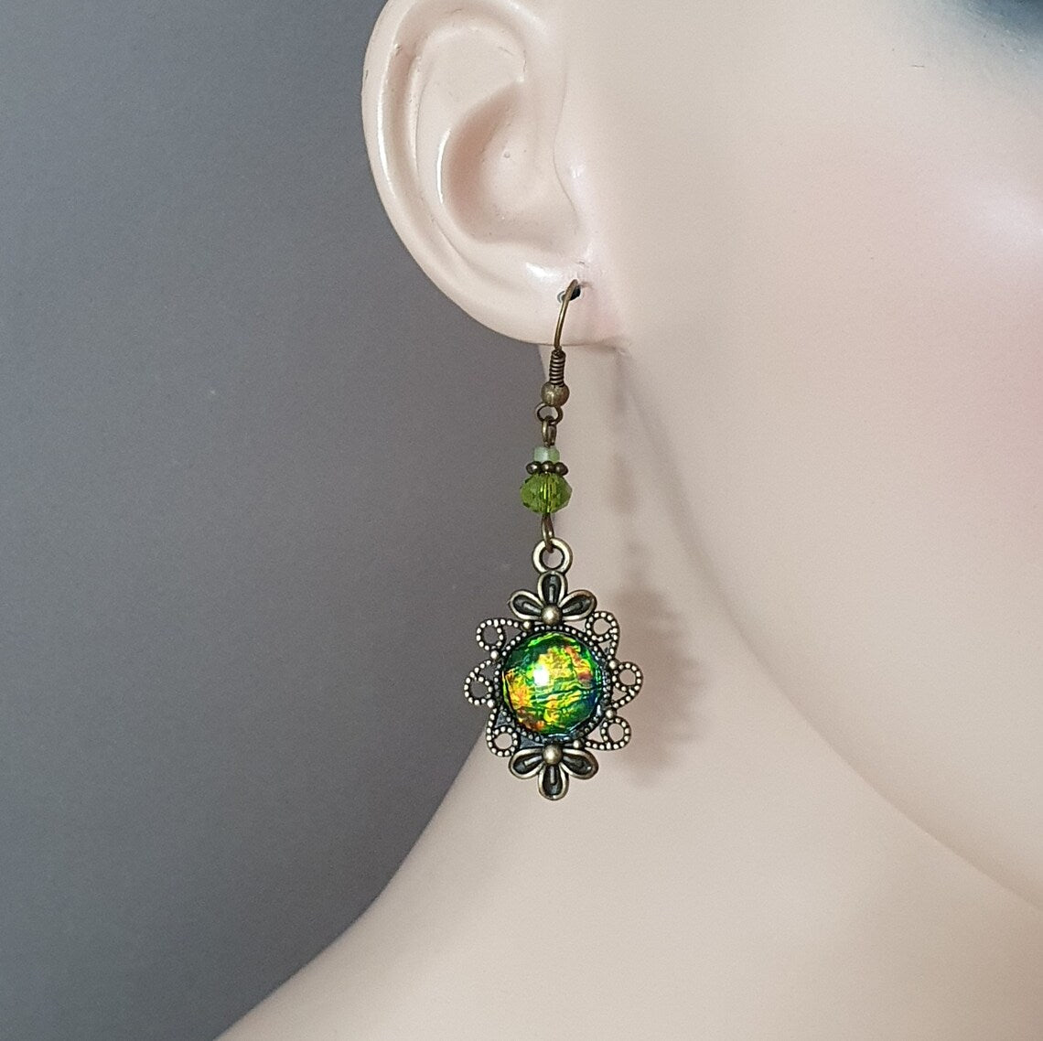 Ohrhänger, Cabochon mystic green schimmernd, Antik Bronzefarbig