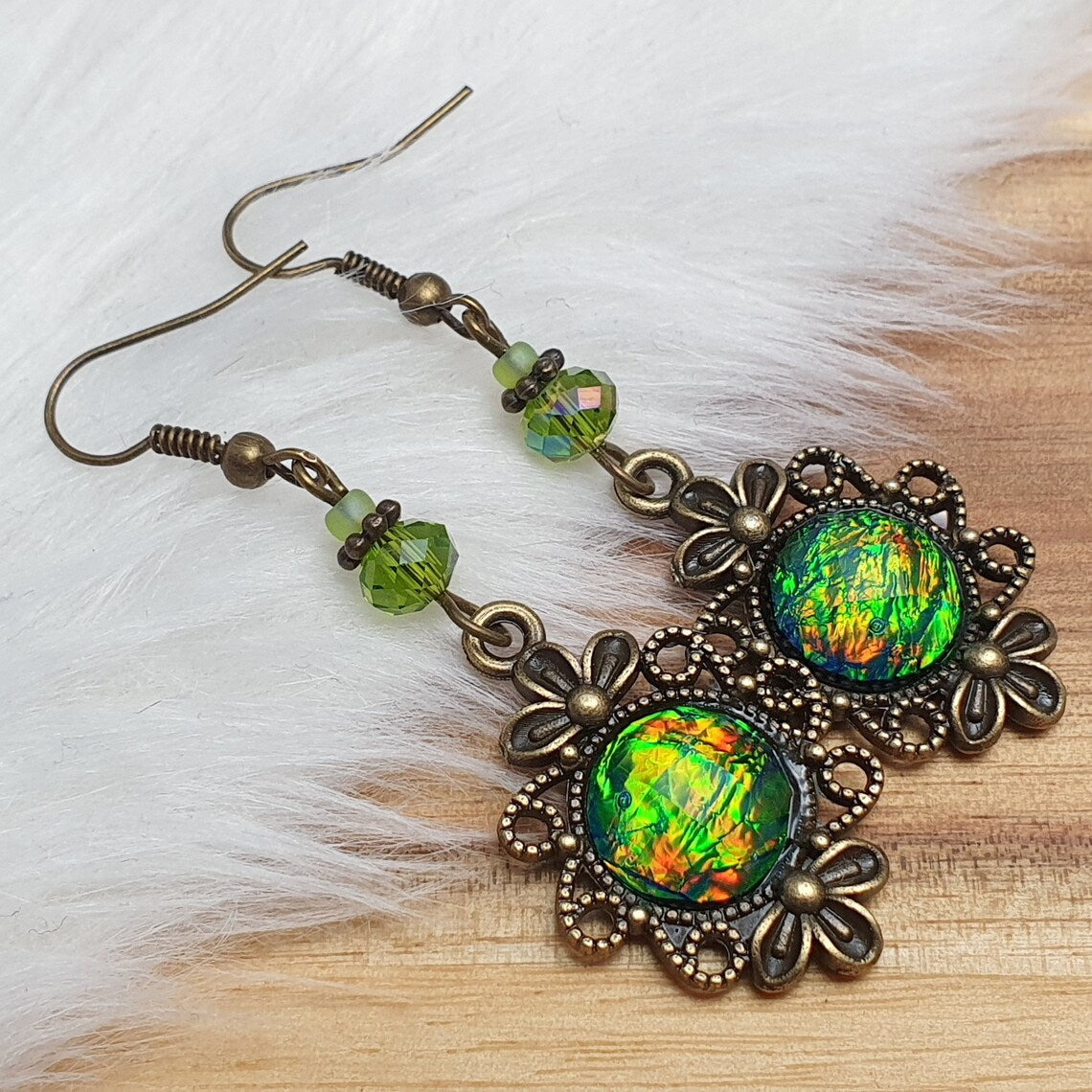 Ohrhänger, Cabochon mystic green schimmernd, Antik Bronzefarbig