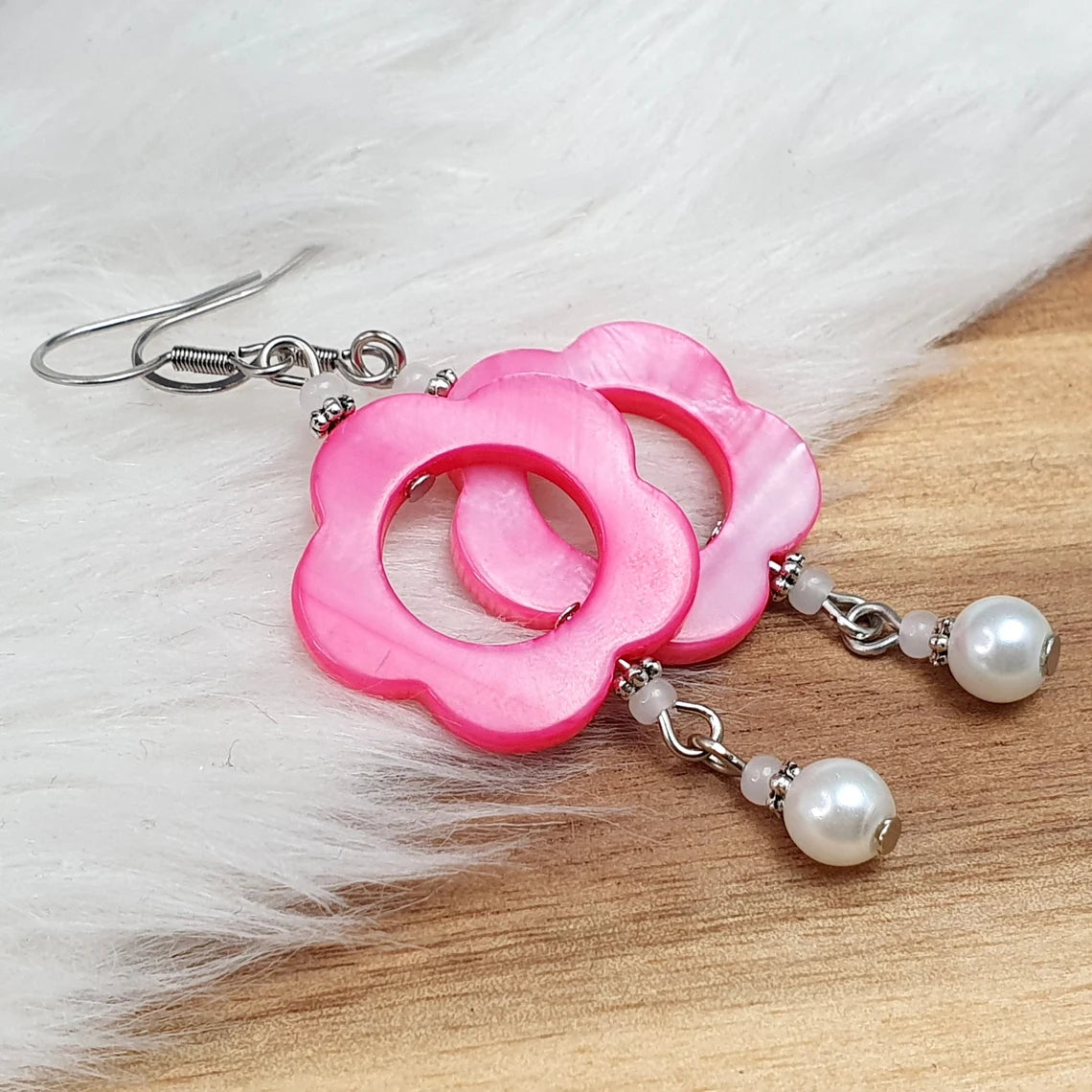 Bezaubernde Ohrhänger mit Blume aus Muschelperlmutt in Pink