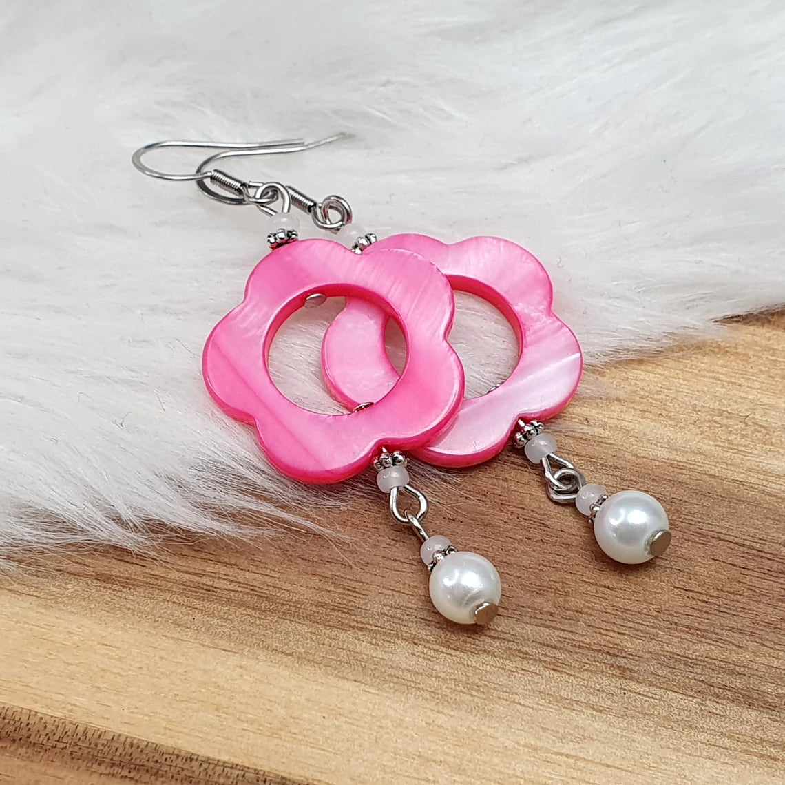 Bezaubernde Ohrhänger mit Blume aus Muschelperlmutt in Pink