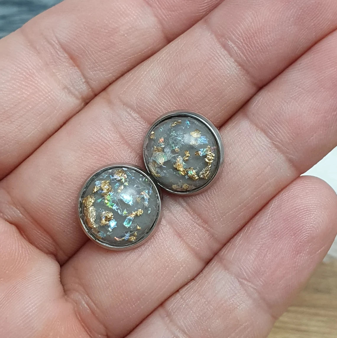 Ohrstecker, Cabochon grau mit golden Flakes, Edelstahl