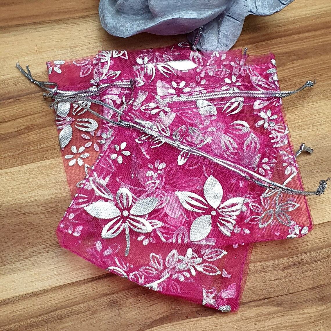5 kleine Beutel aus pinkem Organza mit Blumenmotiv & Zugband, 7 x 9cm