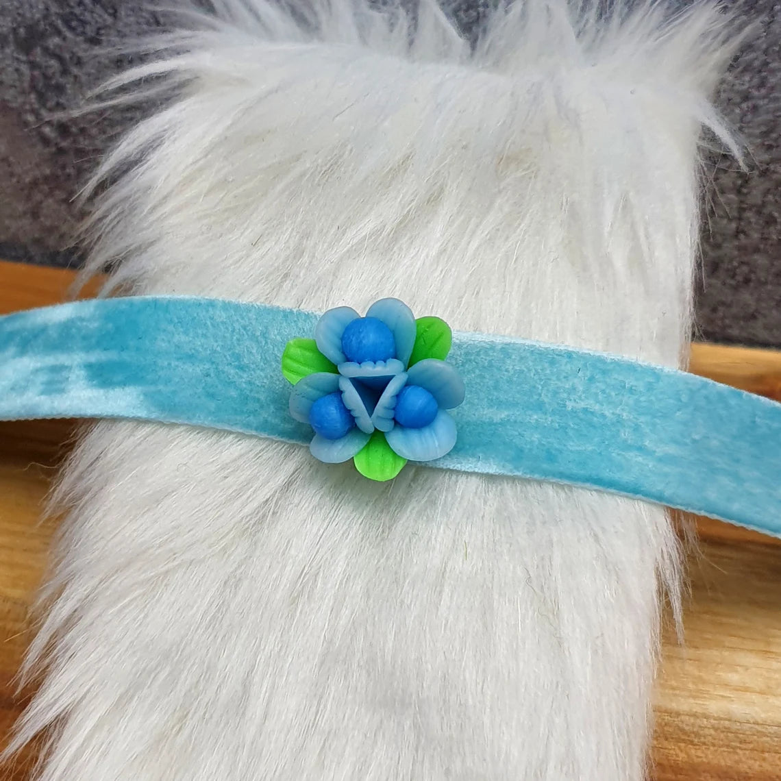 Choker aus hellblauem Samt mit Blume aus Fimo, Dirndlschmuck