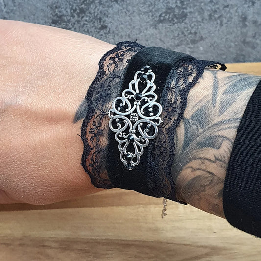 Romantisches Armband aus schwarzem Samt mit Spitze im Gothic-Stil