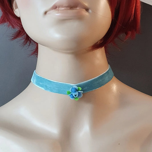 Choker aus hellblauem Samt mit Blume aus Fimo, Dirndlschmuck