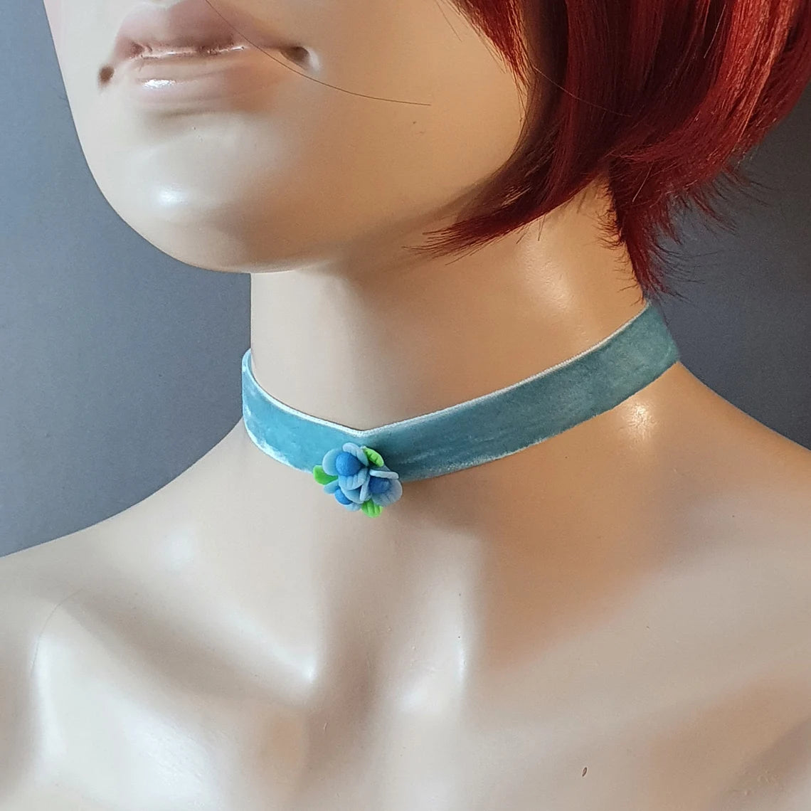 Choker aus hellblauem Samt mit Blume aus Fimo, Dirndlschmuck